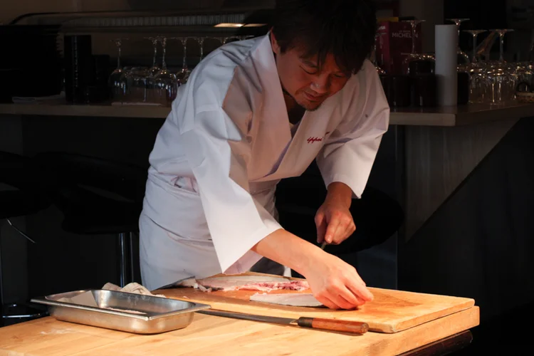 Chef Ippei Uemura en découpe de poisson