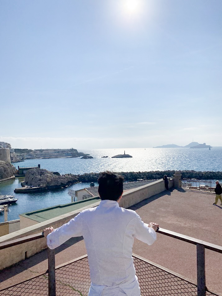 Le Chef face à la Méditerranée