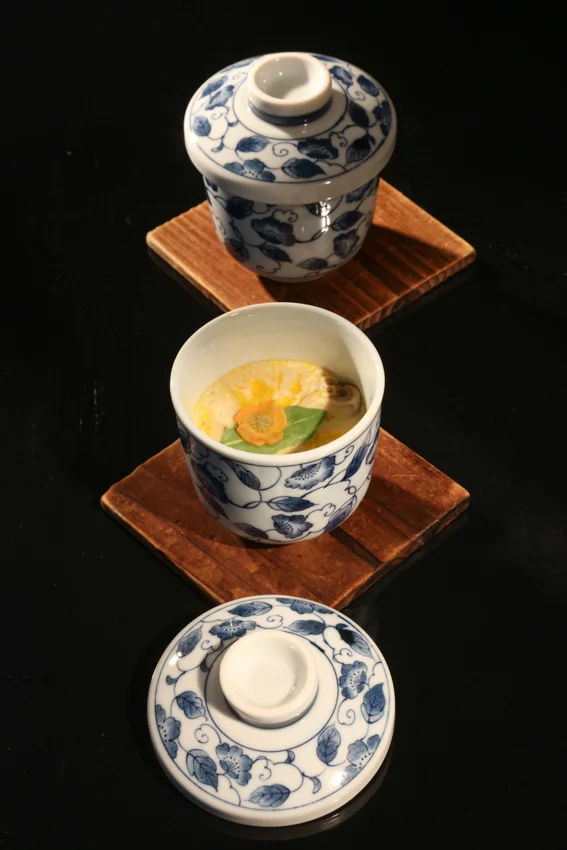 Chawan mushi dans porcelaine japonaise