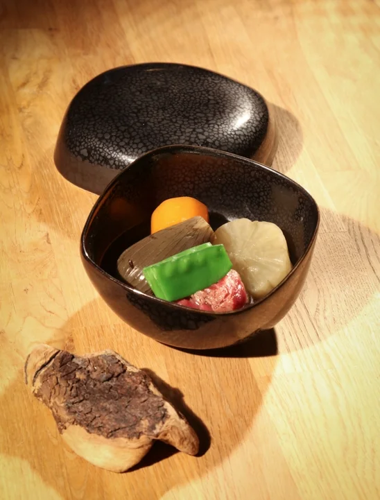 Légumes de saison dans bol japonais