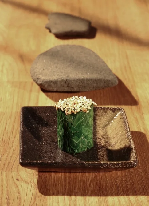 Maki sésame sur céramique artisanale