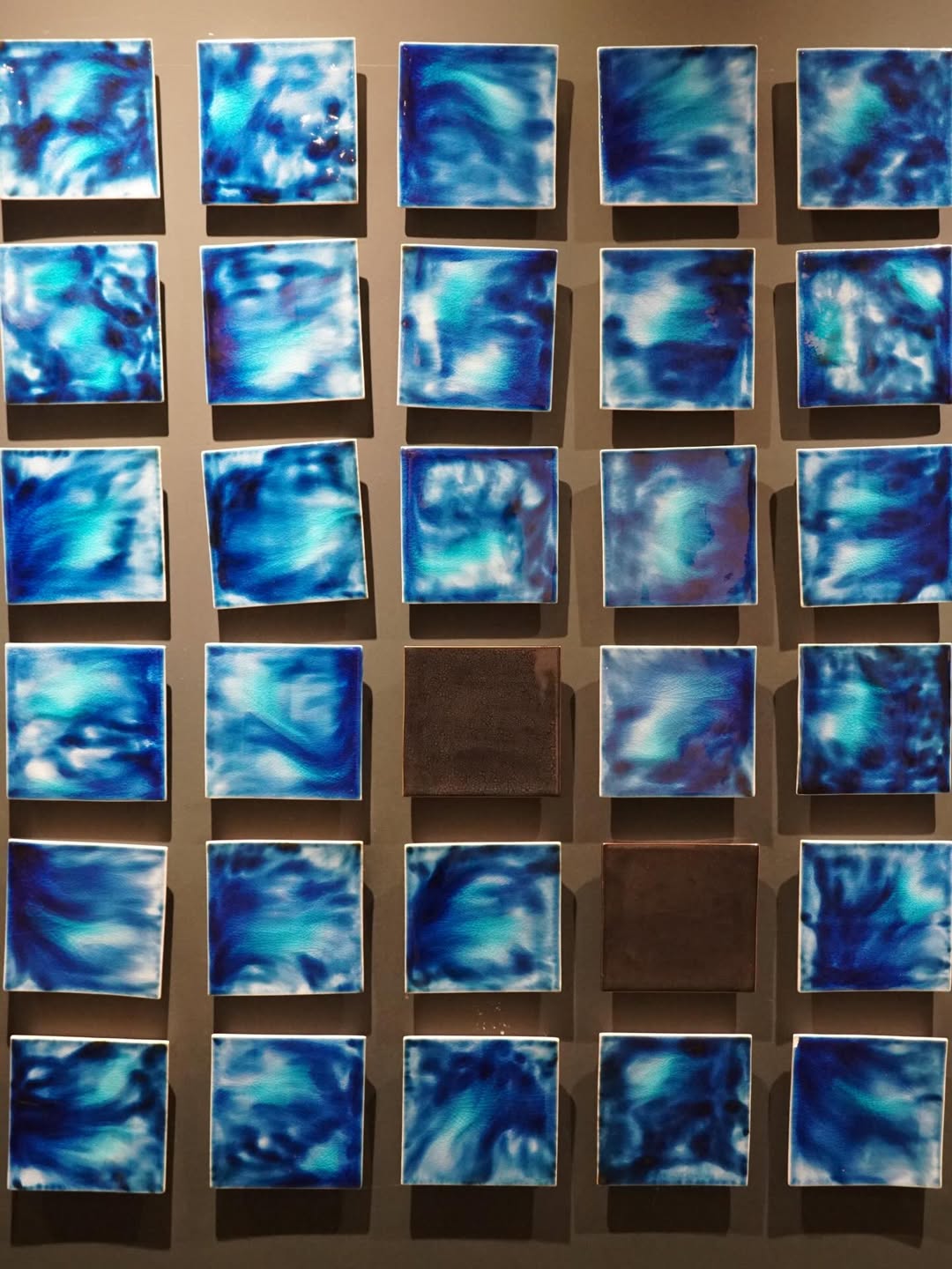 Art mural en carreaux bleus