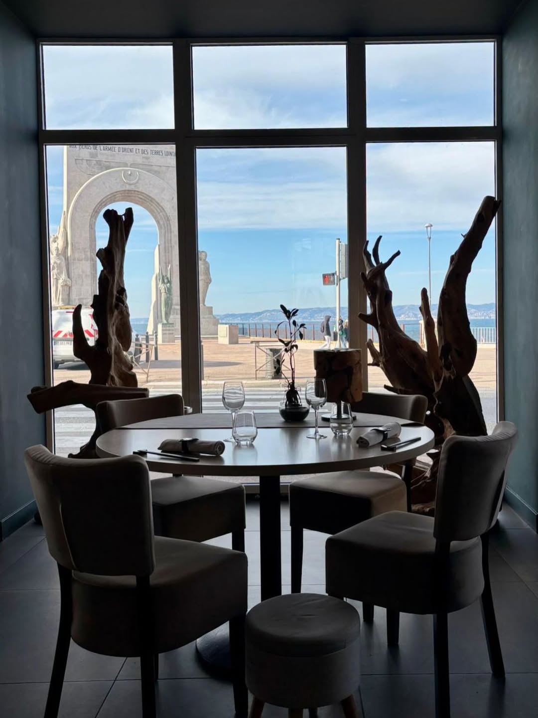 Table dressée vue sur la Corniche